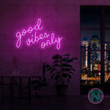 Skap en positiv og inspirerende stemning med vårt 'good vibes only' led neonskilt. Dette skiltet er ideelt for å lyse opp hjemmet eller kontoret, og signaliserer en atmosfære fylt med gode vibrasjoner. Iøynefallende og trendy, det er det perfekte tilskuddet til et moderne interiør.