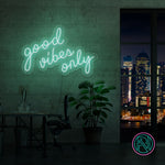 Skap en positiv og inspirerende stemning med vårt 'good vibes only' led neonskilt. Dette skiltet er ideelt for å lyse opp hjemmet eller kontoret, og signaliserer en atmosfære fylt med gode vibrasjoner. Iøynefallende og trendy, det er det perfekte tilskuddet til et moderne interiør.