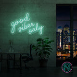 Skap en positiv og inspirerende stemning med vårt 'good vibes only' led neonskilt. Dette skiltet er ideelt for å lyse opp hjemmet eller kontoret, og signaliserer en atmosfære fylt med gode vibrasjoner. Iøynefallende og trendy, det er det perfekte tilskuddet til et moderne interiør.