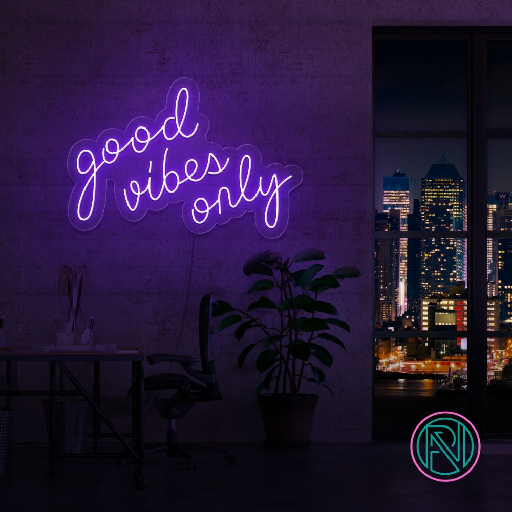 Skap en positiv og inspirerende stemning med vårt 'good vibes only' led neonskilt. Dette skiltet er ideelt for å lyse opp hjemmet eller kontoret, og signaliserer en atmosfære fylt med gode vibrasjoner. Iøynefallende og trendy, det er det perfekte tilskuddet til et moderne interiør.