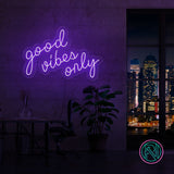 Skap en positiv og inspirerende stemning med vårt 'good vibes only' led neonskilt. Dette skiltet er ideelt for å lyse opp hjemmet eller kontoret, og signaliserer en atmosfære fylt med gode vibrasjoner. Iøynefallende og trendy, det er det perfekte tilskuddet til et moderne interiør.