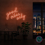 Skap en positiv og inspirerende stemning med vårt 'good vibes only' led neonskilt. Dette skiltet er ideelt for å lyse opp hjemmet eller kontoret, og signaliserer en atmosfære fylt med gode vibrasjoner. Iøynefallende og trendy, det er det perfekte tilskuddet til et moderne interiør.