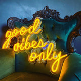 Skap en positiv og inspirerende stemning med vårt 'good vibes only' led neonskilt. Dette skiltet er ideelt for å lyse opp hjemmet eller kontoret, og signaliserer en atmosfære fylt med gode vibrasjoner. Iøynefallende og trendy, det er det perfekte tilskuddet til et moderne interiør.