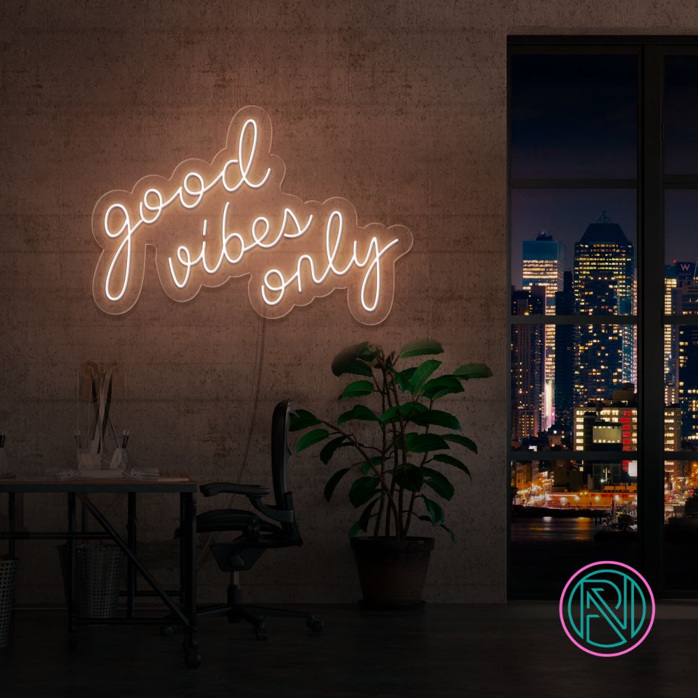 Skap den ultimate stemningen med 'good vibes only' led neonskilt i xxl-størrelse. Dette stilige skiltet er perfekt for å gi ethvert rom en følelse av positivitet, og med muligheten til å velge farge, passer det inn i enhver innredning.