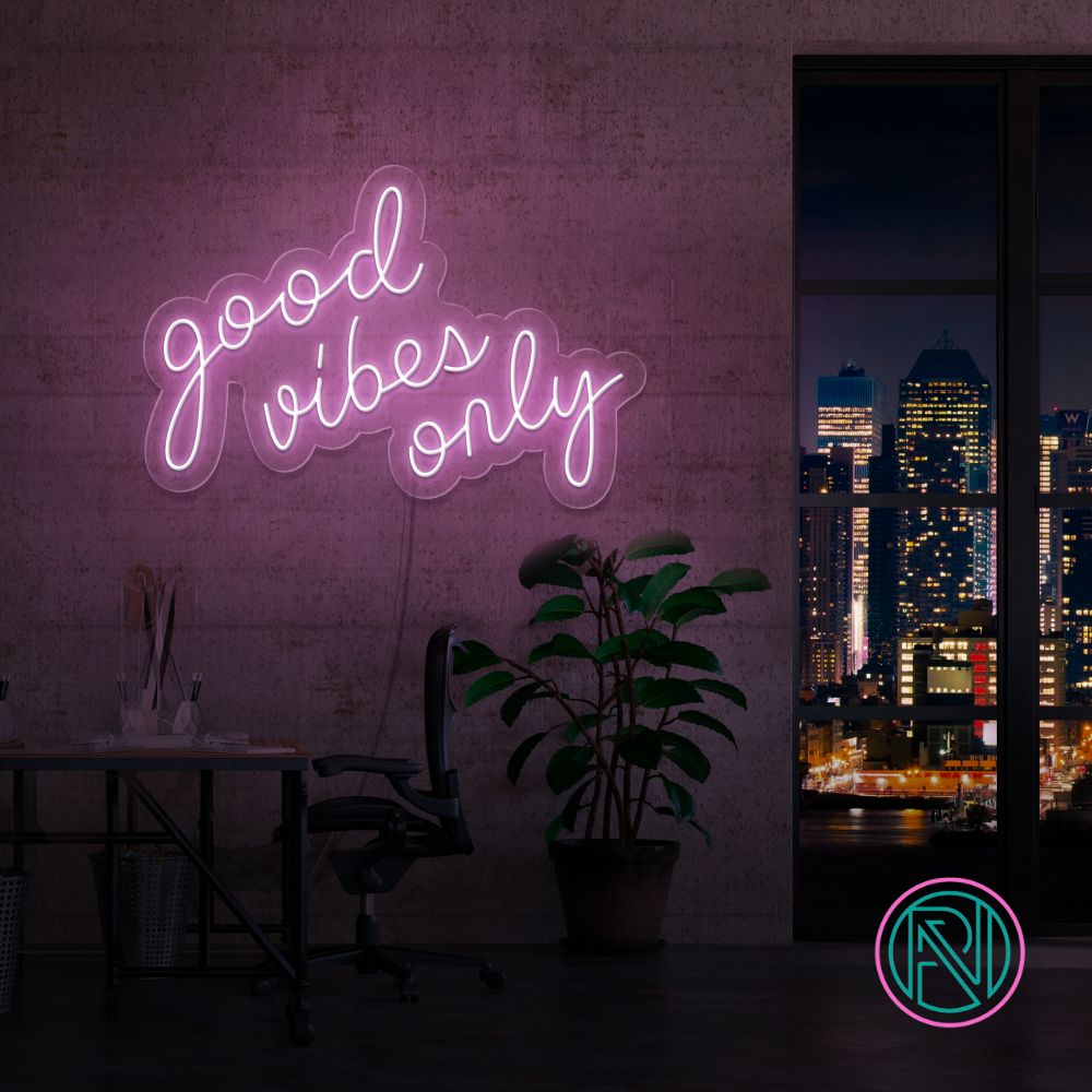 Skap den ultimate stemningen med 'good vibes only' led neonskilt i xxl-størrelse. Dette stilige skiltet er perfekt for å gi ethvert rom en følelse av positivitet, og med muligheten til å velge farge, passer det inn i enhver innredning.