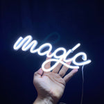 LED neonskilt med «magic» i hvitt skrift, bøyd fleksibel form, med kabel