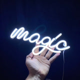 LED neonskilt med «magic» i hvitt skrift, bøyd fleksibel form, med kabel