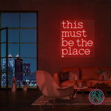 LED neonskilt med «this must be the place» i rødt lys