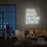 LED-neonskilt med teksten "this must be the place" i varm-hvit glød.
