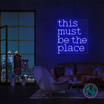 LED neonskilt med «this must be the place» i blått lys