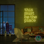 LED neonskilt med «this must be the place» i gult lys