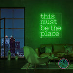 LED neonskilt med «this must be the place» i grønt lys