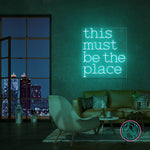 LED neonskilt med «this must be the place» i turkisblått lys