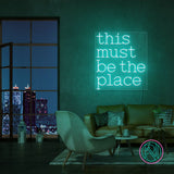 LED neonskilt med «this must be the place» i turkisblått lys