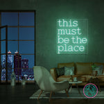 LED neonskilt med «this must be the place» i blågrønt lys