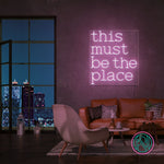 LED neonskilt med «this must be the place» i varmt hvitt lys