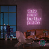 LED neonskilt med «this must be the place» i varmt hvitt lys