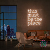 LED neonskilt med «this must be the place» i ravgult lys