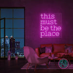 LED neonskilt med «this must be the place» i lilla lys